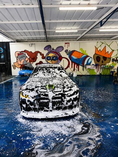 רכב מכוסה קצף שטיפה במתחם Royal Auto Spa